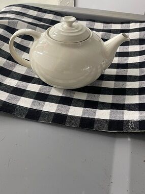 Le Creuset Second Choix Collection 1.3L stoneware teapot - CREMA -Brand new!